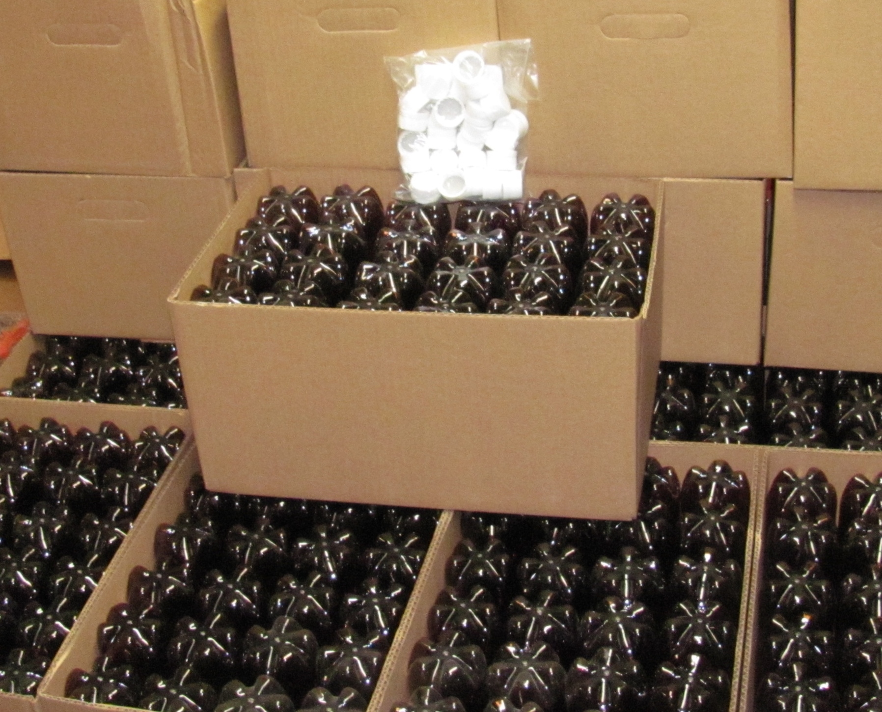 PLASTIC BEER BOTTLES 500ml FULL CASE OF 24 Amber PET Bottles With WHITE CAPS For Beer Soda Carbonated Drinks - Image 3